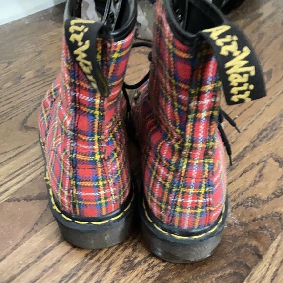 DR. MARTENS RED TARTAN PLAID BOOTS SIZE 9 US MADE IN ENGLAND RARE VINTAGE READ - Picture 2 of 10